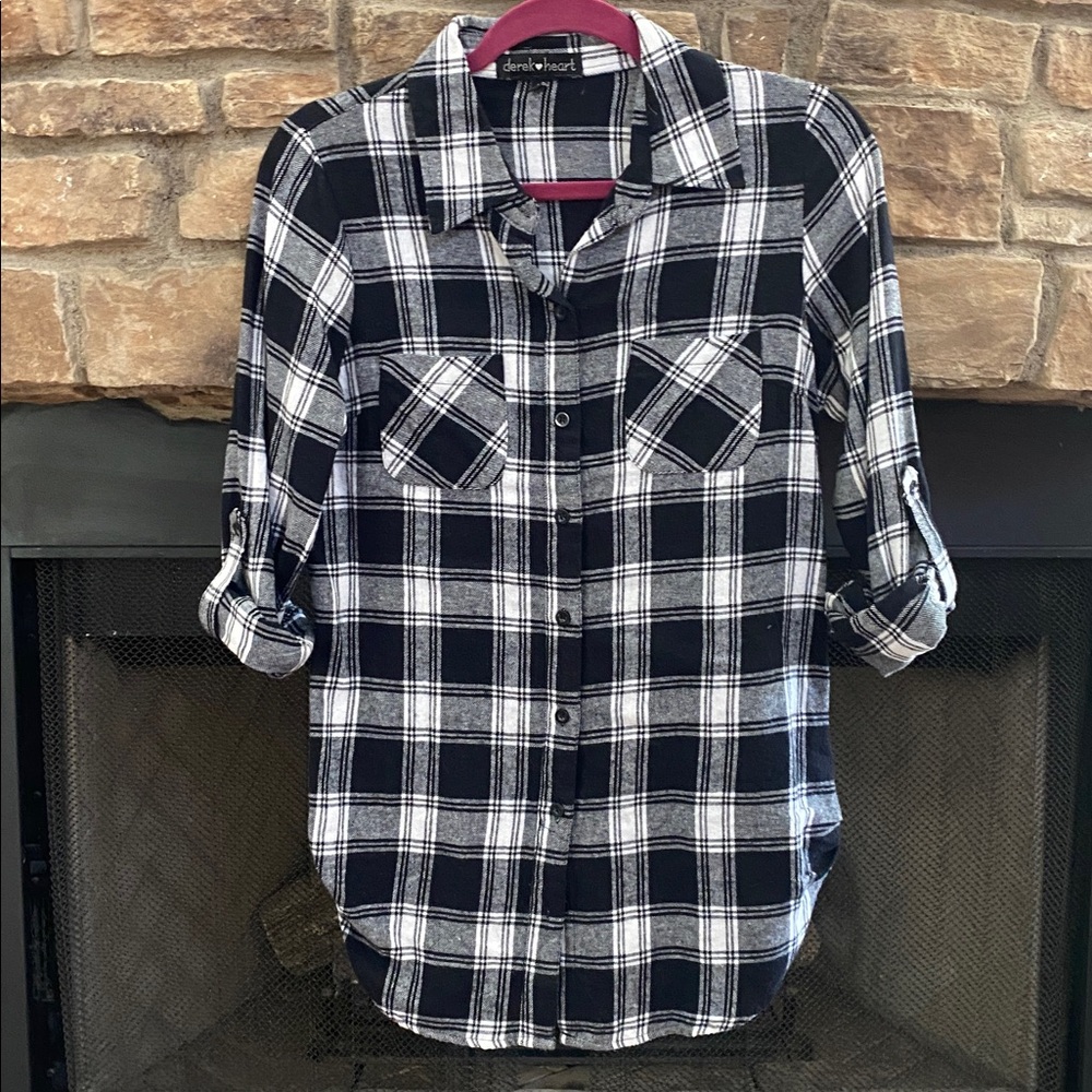 Derek Heart Black and White Plaid Shirt with rolled up sleeves and sides. Medium